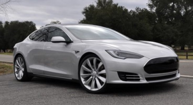 Tesla Model S, desemnat maşina anului 2013 în SUA